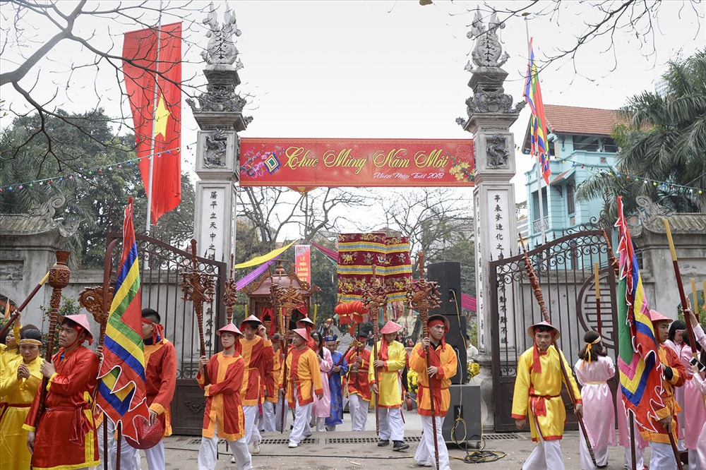 Phần lễ được mở đầu bằng màn rước Thành Hoàng làng từ Đình về Miếu. Đình làng được coi là nơi làm việc của Thành Hoàng làng, còn Miếu là nơi nghỉ ngơi hàng ngày của Ngài.