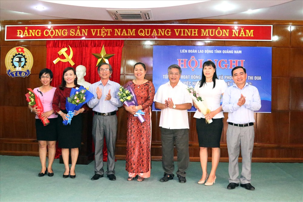 Nhân dịp Quốc tế phụ nữ 8.3, LĐLĐ tỉnh Quảng Nam tặng hoa chúc mừng các chị em. Ảnh: N.Huy