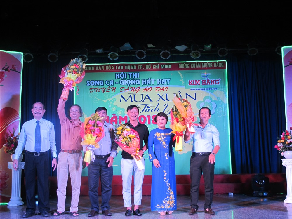 Ông Lê Hồng Triều - Giám đốc Cung văn hóa Lao động (trái ảnh) tặng hoa cho ban giám khảo