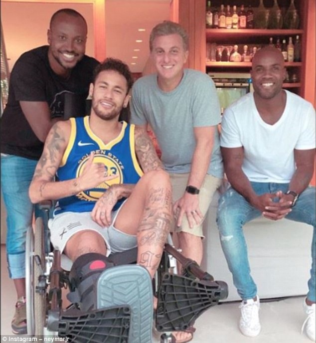 Neymar đang nghỉ dưỡng ở quê nhà trong sự chào đón của gia đình và người thân. Ảnh: Instagram.