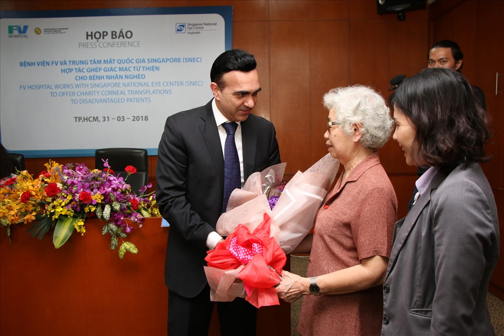 BS Jod Mehta trao tặng hoa cho bệnh nhân mắt Việt Nam. Ảnh: C.H