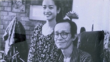 Nhạc sĩ Trịnh Công Sơn và Hồng Nhung. Ảnh chụp năm 1993 bởi nhiếp ảnh gia Dương Minh Long 