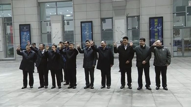 Các quan chức Trung Quốc tiễn ông Kim Jong-un đi Bắc Kinh ở nhà ga Đan Đông. Ảnh: KCNA