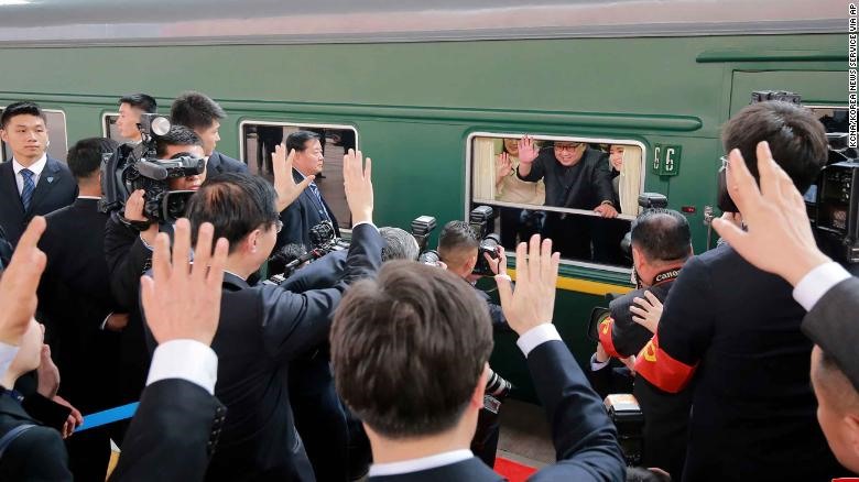 Nhà lãnh đạo Triều Tiên vẫy tay chào tạm biệt tại nhà ga Bắc Kinh. Ảnh: KCNA