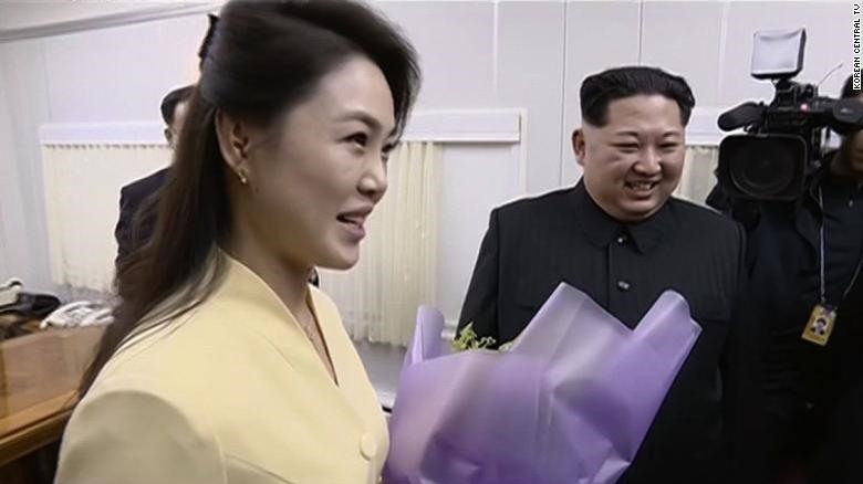 Phu nhân nhà lãnh đạo Triều Tiên Ri Sol-ju nhận hoa từ quan chức Trung Quốc ở Đan Đông. Ảnh: KCNA