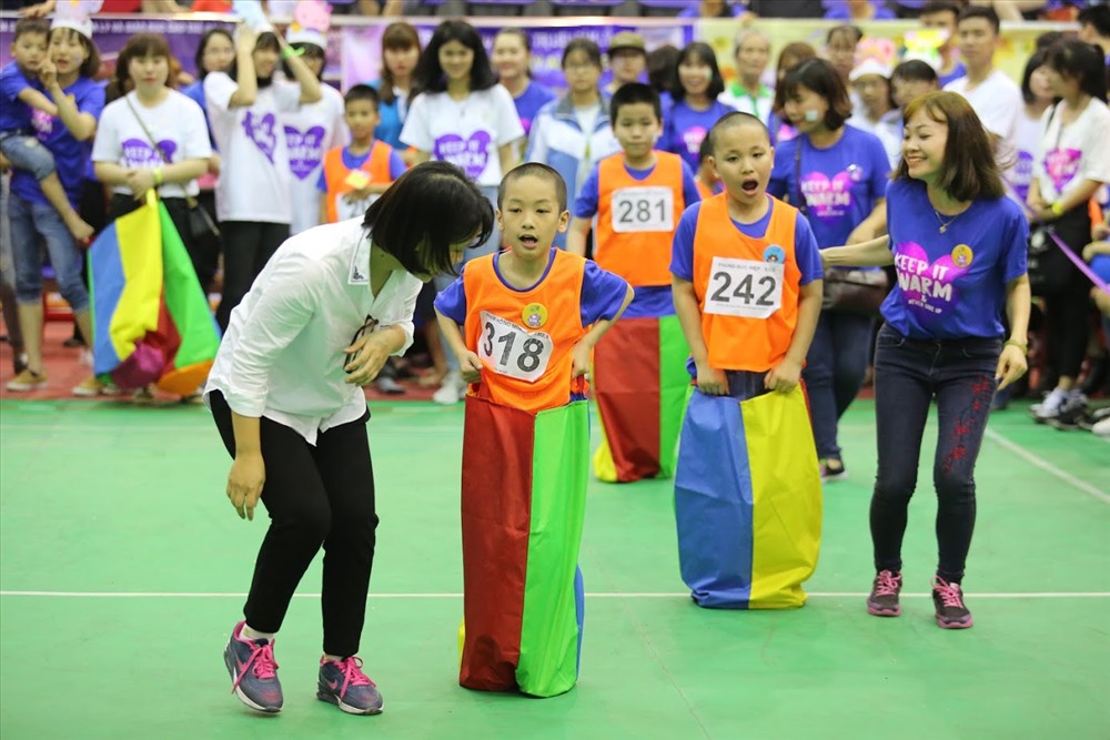 Cuộc thi nhảy bao bố thu hút rất nhiều “vận động viên” tham gia.