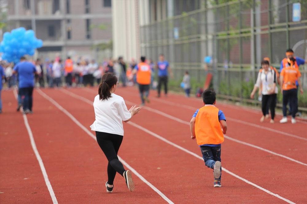 Trên đường đua, các trẻ mắc chứng tự kỷ nhận được sự cổ vũ tích cực của bố mẹ và các tình nguyện viên.