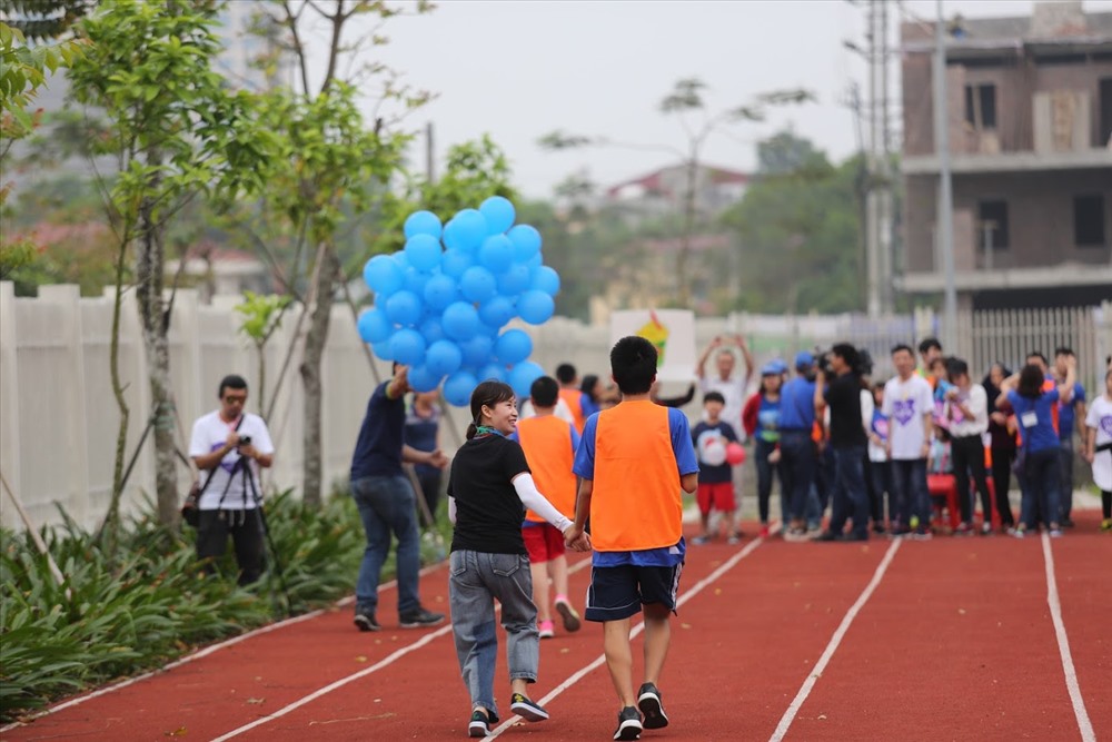 Trên đường đua, các trẻ mắc chứng tự kỷ nhận được sự cổ vũ tích cực của bố mẹ và các tình nguyện viên.