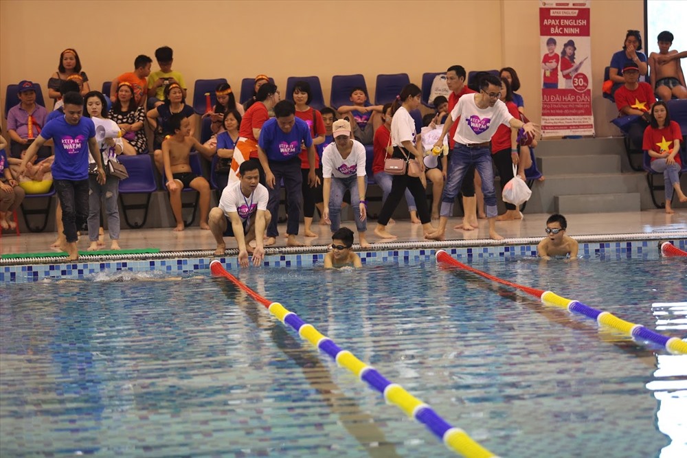 Trẻ mắc chứng tự kỷ tham gia vào môn thi đấu bơi lội.