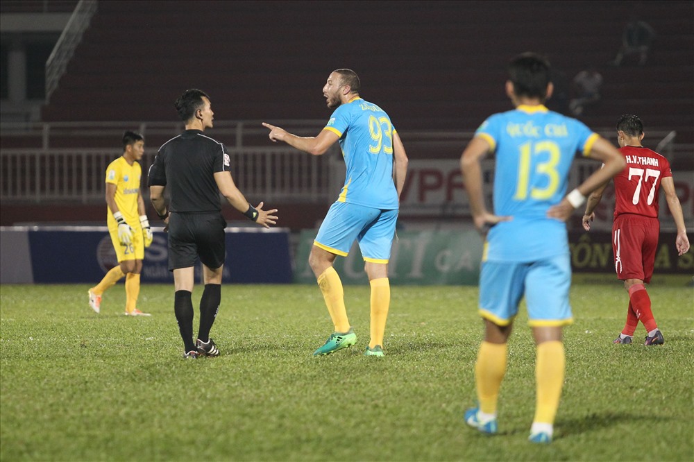 Đội trưởng Zarour của Sanna Khánh Hòa không hài lòng với việc trọng tài từ chối 2 bàn thắng của họ.