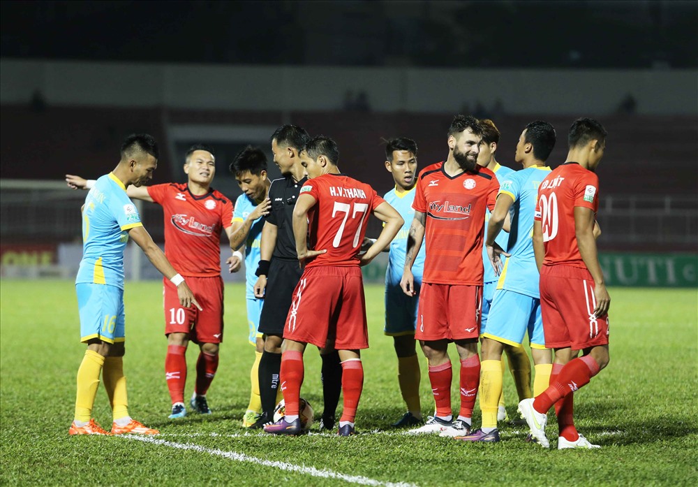 Cầu thủ phản ứng với quyết định của trọng tài chính Trần Đình Thịnh