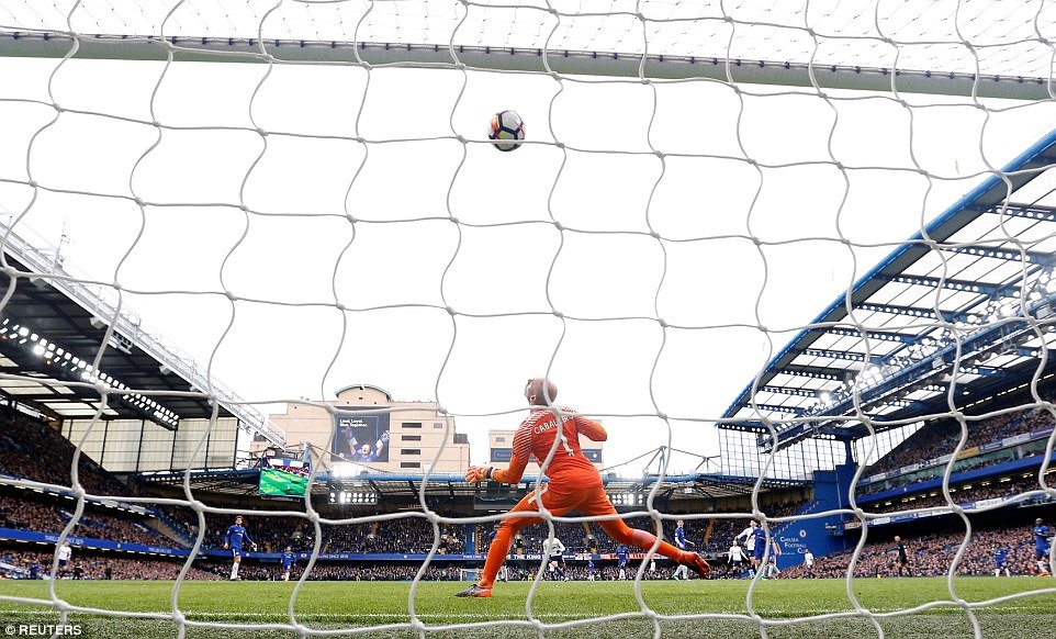 Caballero chỉ biết nhìn bóng đi vào lưới sau cú sút quá khó của Eriksen. Ảnh: Reuters.