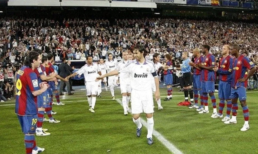 Barca từng vỗ tay chúc mừng Real vô địch sớm. Ảnh: Marca