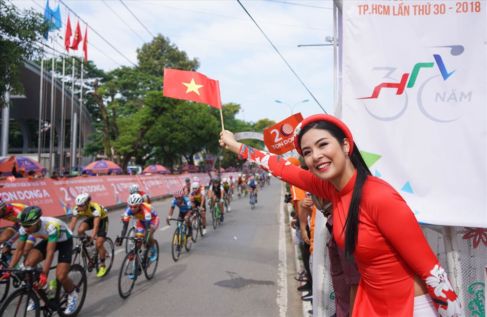 Hoa hậu Ngọc Hân có mặt ở Quảng Ngãi cổ vũ các tay đua tranh tài. Ảnh: Quang Trực