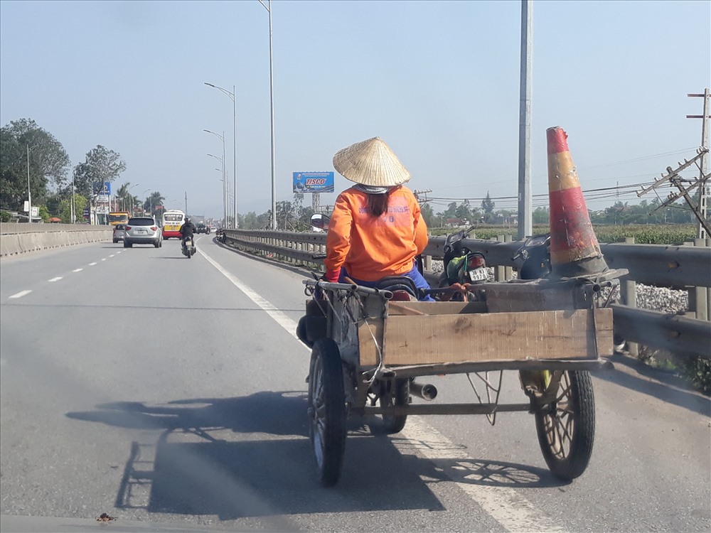 Nhân viên của Cty 470 lưu thông trên đường QL1A, gây mất an toàn giao thông. Ảnh: HQ