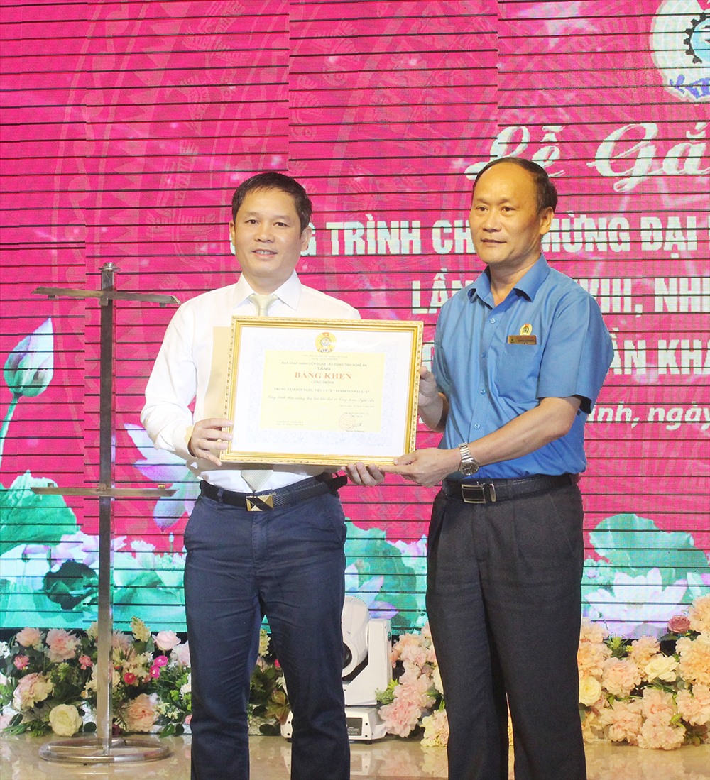 Chủ tịch LĐLĐ tỉnh Nghệ An Nguyễn Tử Phương (phải) trao bằng khen cho Cty khách sạn Giao Tế (ảnh: P.V)