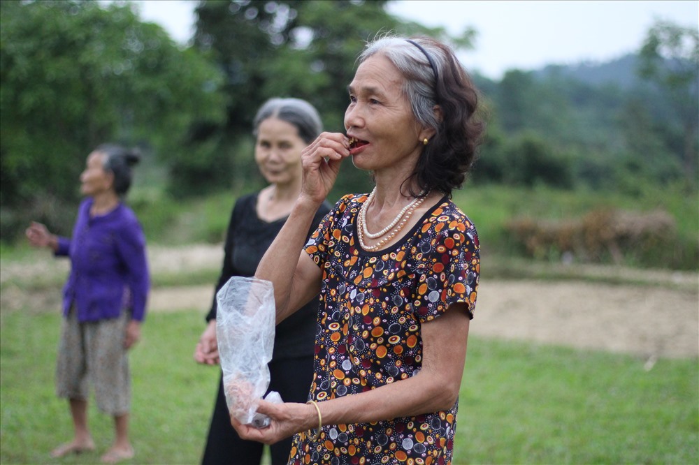 Cụ Lê Thị Quý hóm hỉnh tâm sự: “Tôi mê bóng lắm cứ đến lịch tập là bận gì cũng sắp xếp bằng được để đi. Đánh mệt, thỉnh thoảng tôi lại lấy miếng trầu ra “tiếp sức””