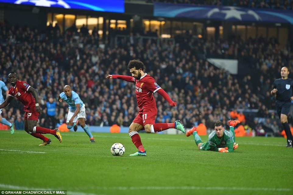 Bàn gỡ hòa 1-1 của Salah (áo đỏ giữa). Ảnh: Daily Mail.