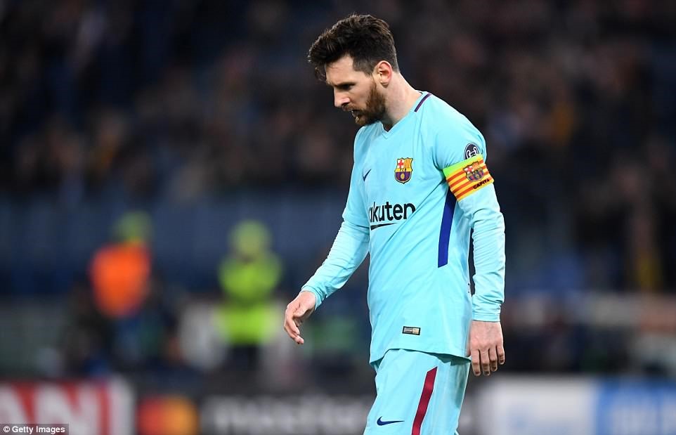 Messi đang trải qua một đêm khó hiểu với màn trình diễn nhạt nhòa. Ảnh: Getty.