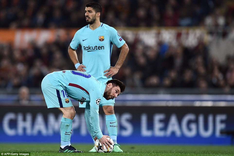 Messi liên tục phải giao bóng ở vạch giữa sân trong trận đấu rạng sáng nay. Ảnh: Getty.