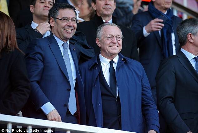 Chủ tịch Josep Bartomeu (trái) đang bỏ ngỏ tương lai của HLV Valverde. Ảnh: Getty.