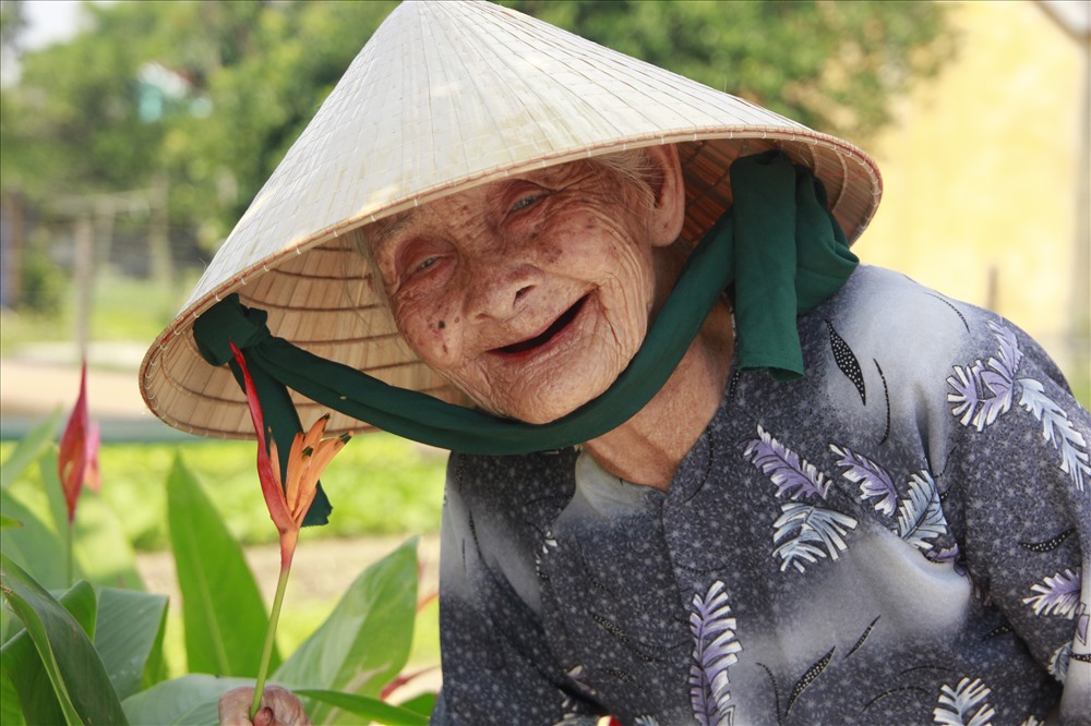Chớp mắt, bà Lợi đã ở độ tuổi 88, thế nhưng ngắm nhìn nụ cười này ai cũng cảm thấy như thanh xuân đang trở về.