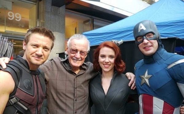 Stan Lee (giữa) bên cạnh dàn ngôi sao Hollywood.