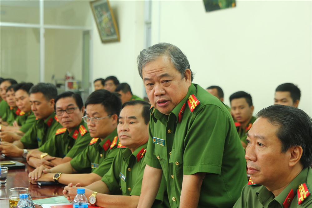 Thượng tá Tăng Châu Long báo cáo các vụ án trọng điểm.