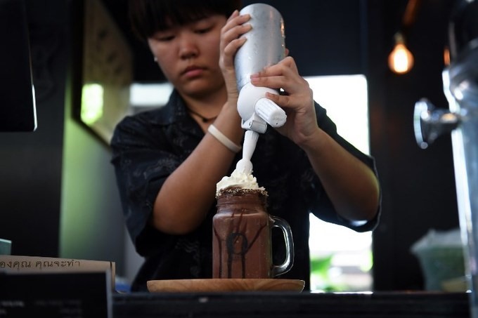 Người pha chế đang chuẩn bị một ly sôcôla có tên là “Cái chết”. (Ảnh: AFP)
