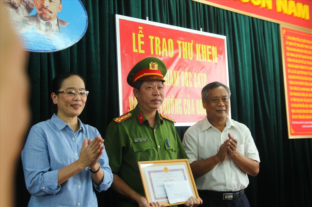 Công an quận Tân Phú nhận bằng khen của Chủ tịch UBND quận Tân Phú.