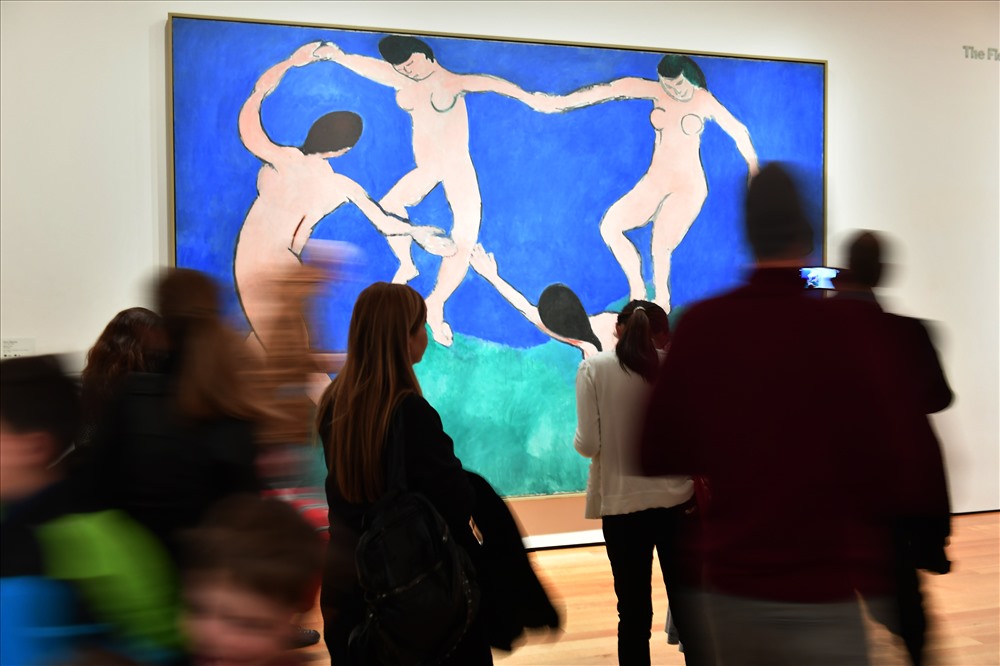 Nhiều du khách mê mẩn với kiệt tác “Dance” của danh họa Matisse.