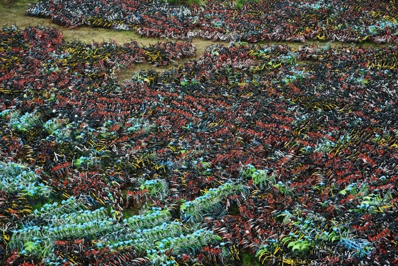 Hàng nghìn chiếc xe đạp hỏng xếp la liệt trên một mảnh đất thuộc khu đô thị ở Hàng Châu, tỉnh Chiết Giang. (Ảnh: REUTERS)