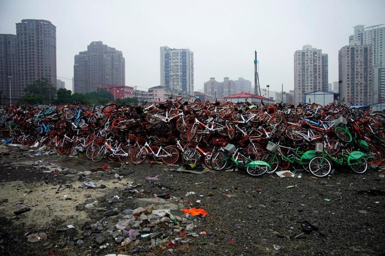 “Rác” xe đạp của các dịch vụ dùng chung xe đạp được tìm thấy ở Thượng Hải. (Ảnh: REUTERS)