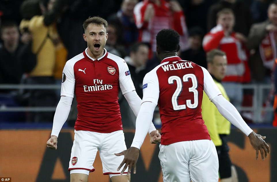 Ramsey và Welbeck tỏa sáng đưa Arsenal vào Bán kết. Ảnh: AP.