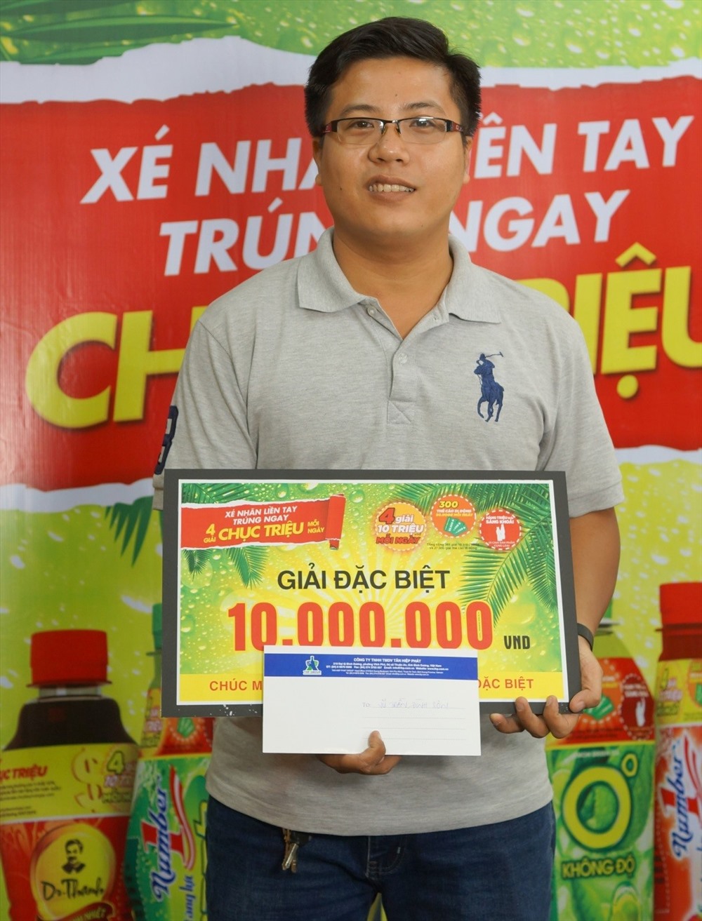 Anh Sơn (phải) nhận giải thưởng 10 triệu từ chương trình khuyến mãi hè