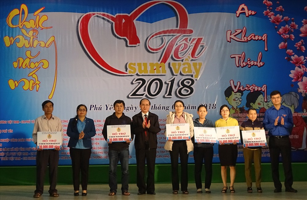 Một trong những hoạt động nổi bật trong nhiệm kỳ 2013-2018 của Công đoàn Phú Yên là tổ chức “tết sum vầy” với hàng nghìn suất quà xuân ấm ấp cho CNLĐ khó khăn. Ảnh: M.Tuấn