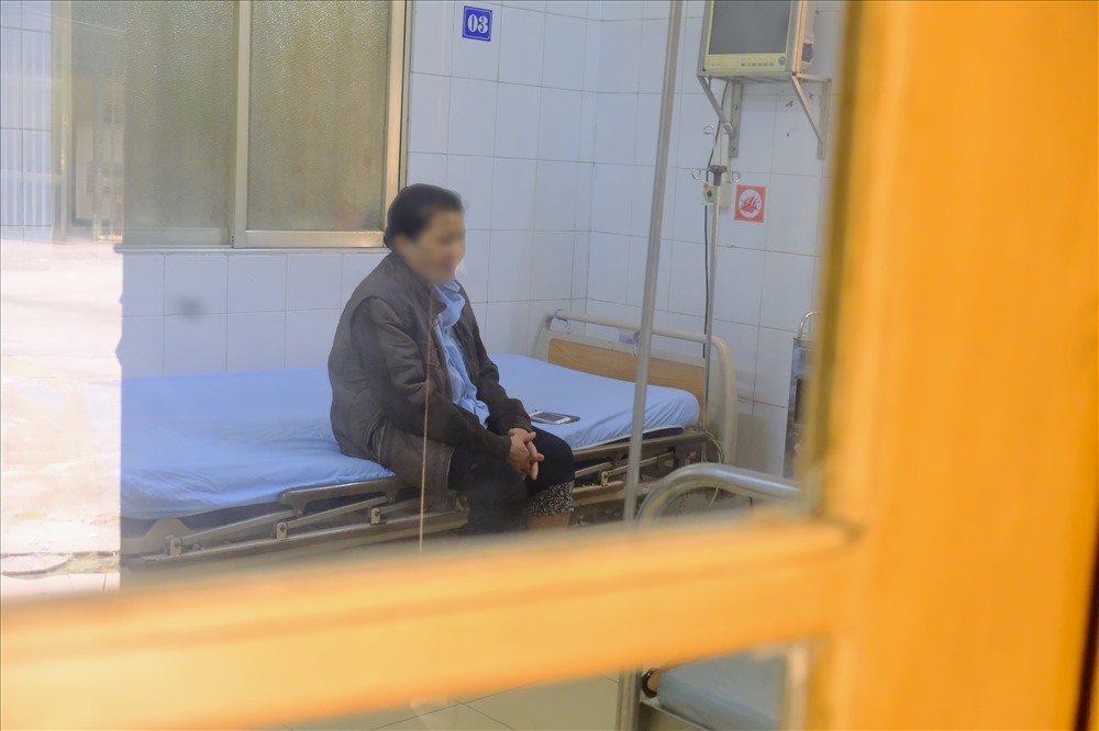 Hầu hết các bệnh nhân đang điều trị tại đây đều có liên quan đến ma túy. Đặc biệt tại phòng hồi sức cấp cứu có nữ bệnh nhân duy nhất là bà Nguyễn Thị Phi Yến (55 tuổi) phát hiện bị nhiễm bệnh cách đây hơn 10 ngày. 