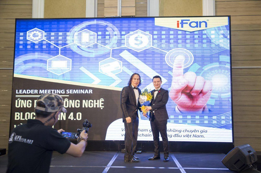 Hình ảnh ông Diệp Khắc Cường và ông Vũ Hữu Lợi, một cổ đông lớn của Modern Tech, tại  buổi hội thảo của Ifan. Ảnh do các nhà đầu tư cung cấp