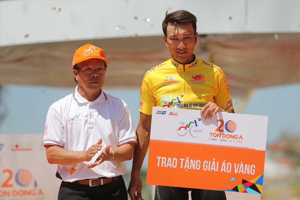 Danh hiệu áo vàng sau chặng đua thứ 15 đã thuộc về Nguyễn Thành Tâm. Ảnh: Quang Trực