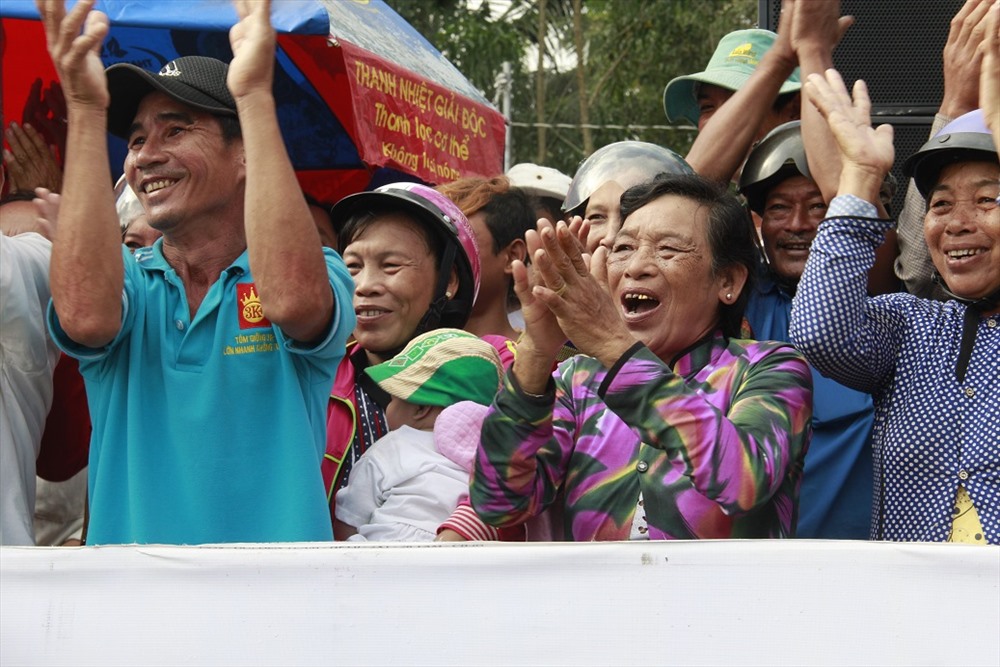 Hàng ngàn bà con đồng bào Khmer vui mừng chào đón chương trình Nhịp cầu ước mơ về với xã Xà Phiên