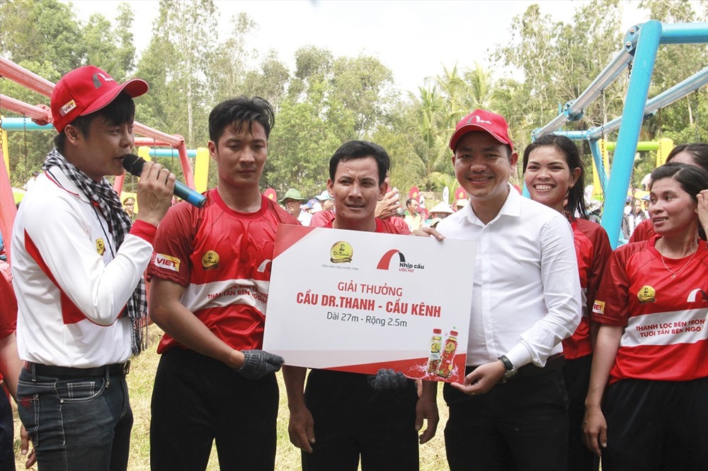 Ông Nguyễn Văn Tùng, Đại diện Tập đoàn Tân Hiệp Phát trao tặng cây cầu Dr Thanh – Cầu Kênh cho bà con xã Xà Phiên