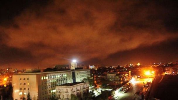 Một bức ảnh trên trang Twitter của bộ phận truyền thông quân đội chính phủ Syria ngày 14.4 về một vụ nổ ở ngoại ô Damascus. Ảnh: AFP