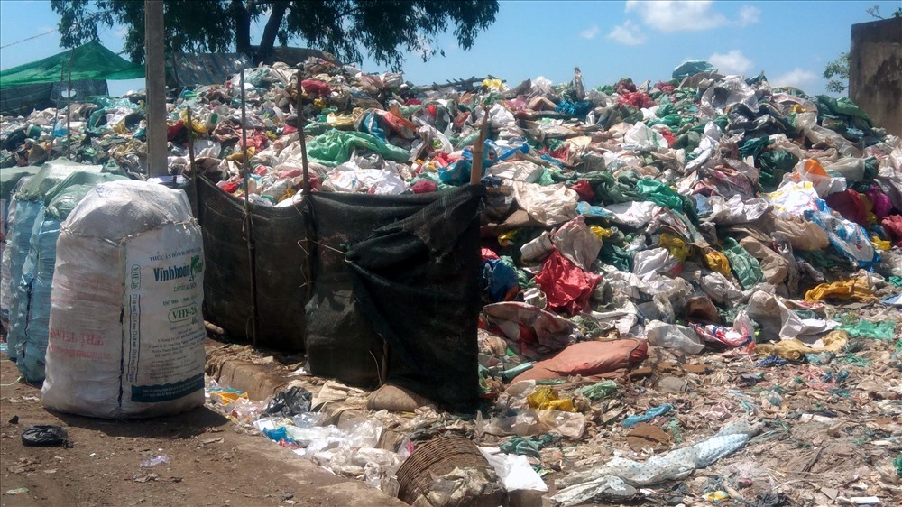 Người dân đang mong mõi có nhà máy xử lý rác thải sinh hoạt thật sự, để tình trạng này không tái diễn (ảnh Nhật Hồ)