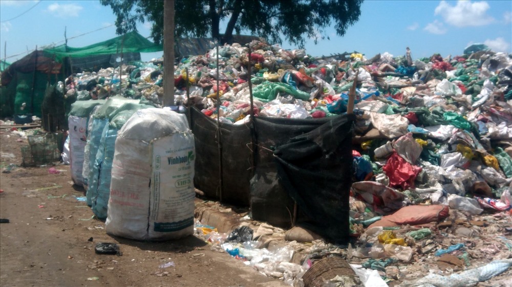 Người nhặc rác tự phân loại sản phẩm tại bãi rác (ảnh Nhật Hồ)