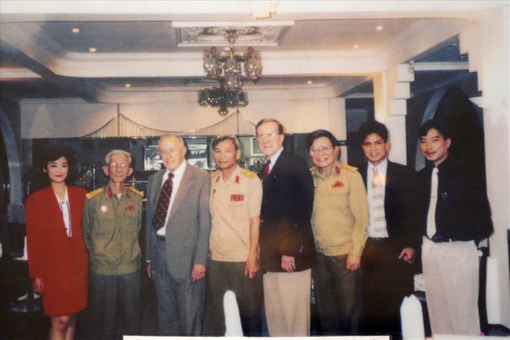 Năm 1998, Thiếu tướng Nguyễn Đức Huy (thứ tư, từ trái sang) đã gặp lại tướng Raymond David (thứ ba, từ trái sang) – nguyên Tư lệnh Sư đoàn 3 thủy quân lục chiến Mỹ từng tham chiến ở Chiến dịch Khe Sanh Quảng Trị - ảnh do nhân vật cung cấp.