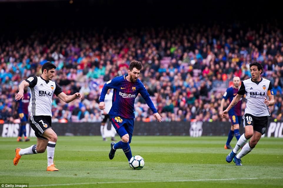 Messi (giữa) không ghi bàn nhưng vẫn tạo ra mối nguy hiểm cho hàng thủ Valencia. Ảnh: Getty Images.