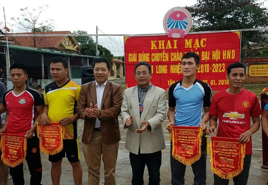 Ông Võ Văn Sỹ (thứ 4 từ phải sang) đại diện đại lý cấp 1 Bia Hà Nội trao quà hỗ trợ cho giải bóng chuyền được tổ chức tại địa phương. Ảnh: TH.
