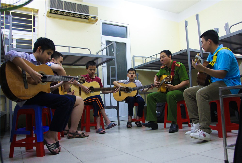 Dù ngày nắng cũng như ngày mưa, cứ đều đặn vào thứ 6 hàng tuần, Đại úy Trần Anh Tuấn Tuấn lại đến trường Nguyễn Đình Chiểu dạy đàn guitar cho các em học sinh. Đã hơn 4 năm qua, lớp học đàn miễn phí dành cho người khiếm thị của anh vẫn được duy trì và phát triển.