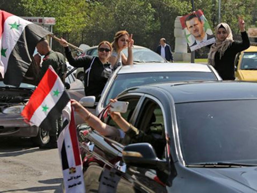 Người dân Syria lái xe ôtô trên đường, bấm còi liên hồi sau vụ không kích.Ảnh: TL