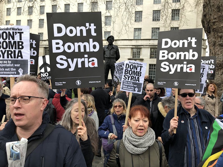 Người Anh biểu tình phản đối cuộc tấn công Syria. Ảnh: Getty Images